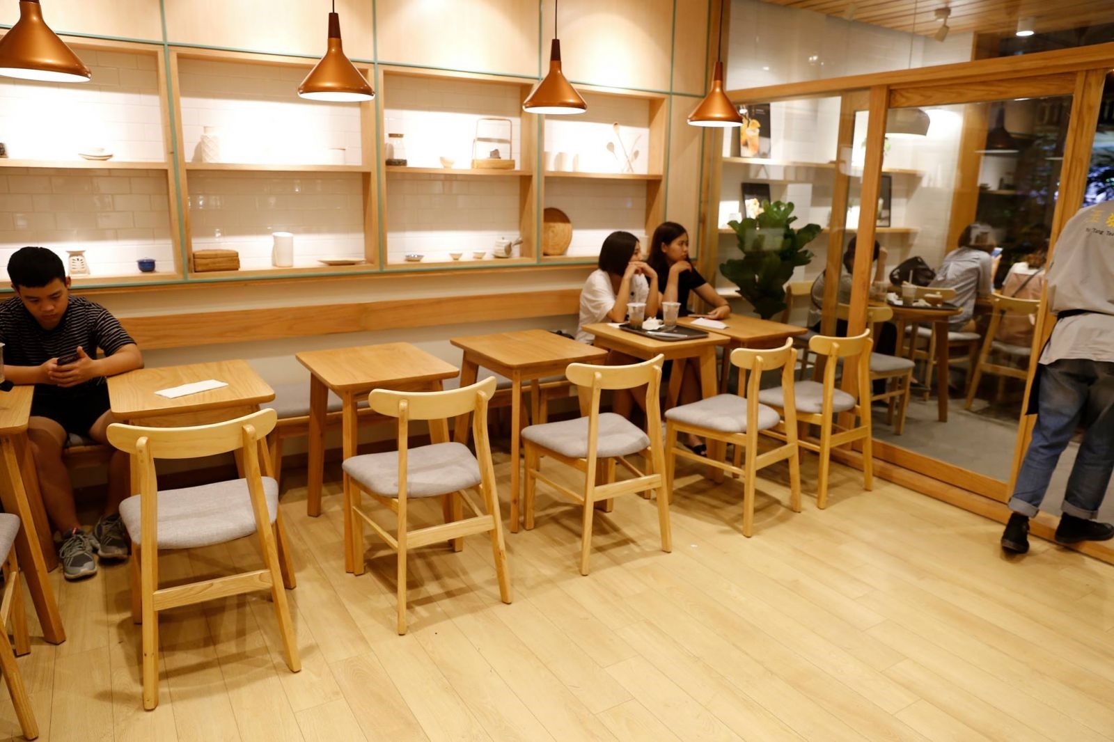 Mẫu ghế gỗ quán cafe có thiết kế sang trọng