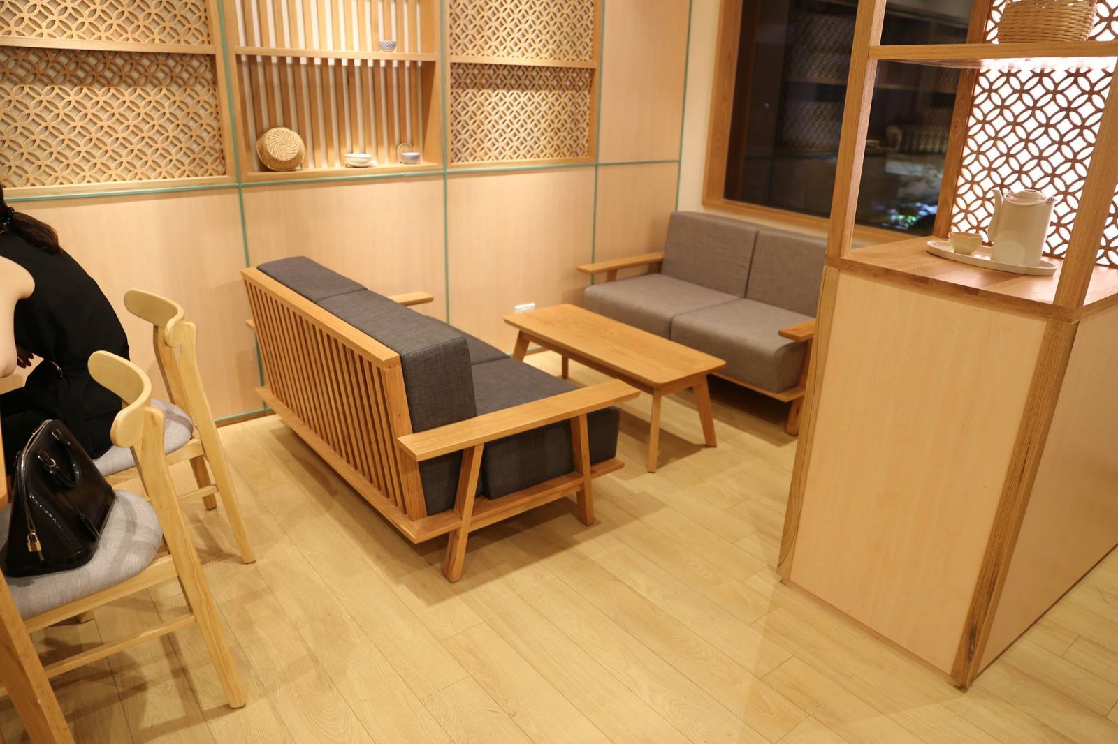 Ghế gỗ lưng dài khi đặt trong quán cafe
